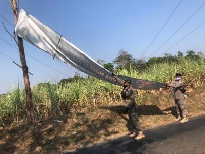 Satpol PP Batang Tertibkan 125 Baliho Melanggar Aturan Perda