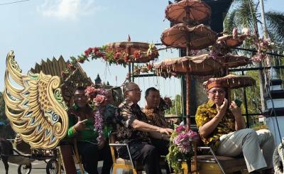 Tokoh Batang Kendarai Andong Menuju Pertemuan Akbar PMB