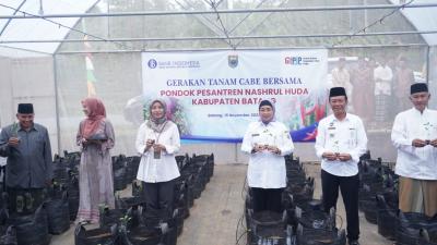 BI Tegal Berikan Bantuan Greenhouse Smart Farming dan 40.000 Bibit Cabai