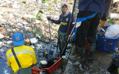 Hujan Mulai Guyur di Batang, Pasukan Got Terjun Bersihkan Drainase Lebih Intensif