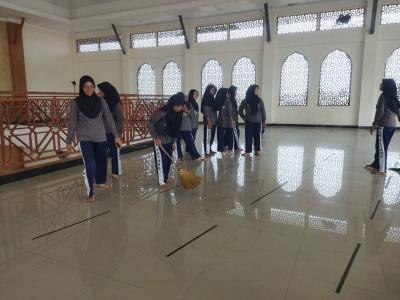 Ciptakan Kenyamanan Beribadah, MAN Batang Bersihkan Masjid
