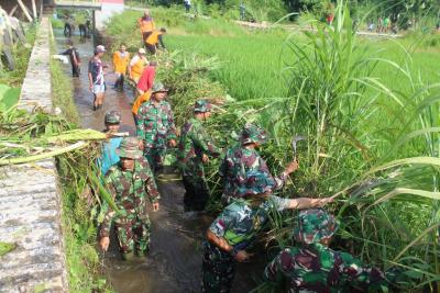 Kurangi Ancaman Banjir, TNI/Polri Bersihkan Aliran Sungai Cepagan