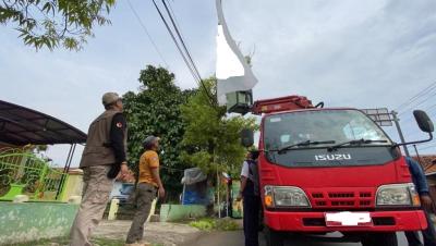 Bawaslu Batang Tertibkan Ribuan Alat Peraga Kampanye yang Melanggar Aturan