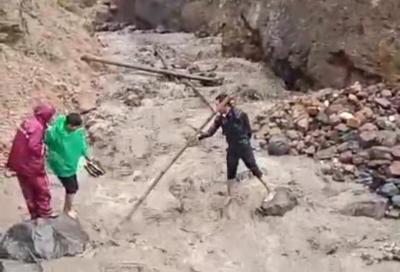 Pengorbanan Calon Anggota KPPS Menyeberangi Sungai Berarus Deras demi Pelantikan