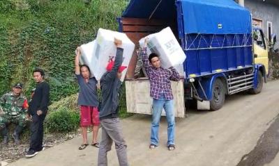 Distribusi Logistik Pemilu Desa Pranten Tempuh Jarak 30 Kilometer