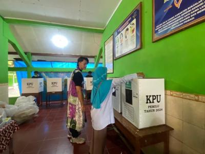 Petugas KPPS Memakai Kostum Daster Emak-Emak Untuk Tarik Antusias Datang