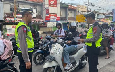 Tingkatkan Kesadaran Keselamatan Berlalulintas, Satlantas Batang Bagikan Brosur
