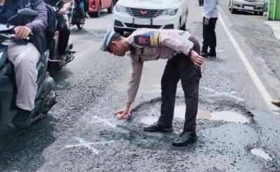 Jalur Pantura Berlubang, Satlantas Pasang Tanda Peringatan