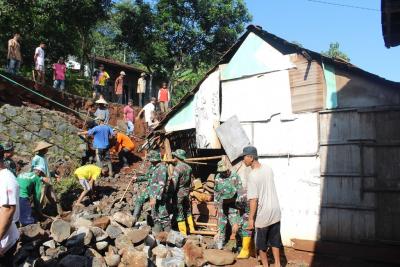 Pasca Longsor, Koramil Gringsing Bersihkan Timbunan Tanah