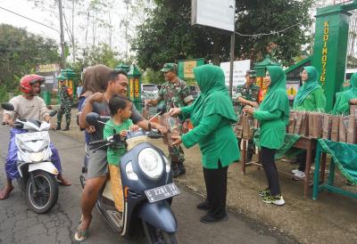 Takjil Gratis untuk Rekatkan Silaturahmi