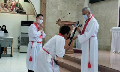 Peringati Jumat Agung, Jemaat Berikan Penghormatan Salib