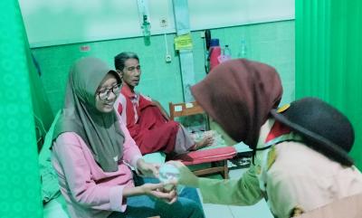 Kwarran Bagikan Takjil, Penunggu Pasien Tenang Jelang Berbuka