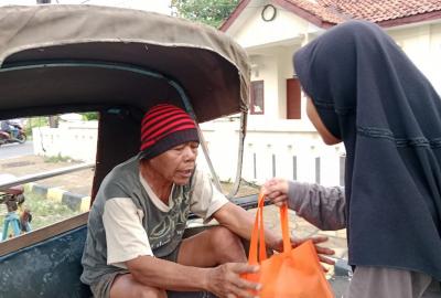 Ngalap Berkah Ramadan, MAN Batang Bagikan Takjil