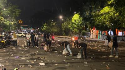 Ultras Garuda Batang Bersihkan Sampah Usai Nobar Timnas Indonesia U-23