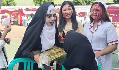 Kenakan Kostum Unik, Demi Gaet Konsumen