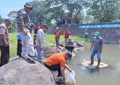 Dislutkanak Batang Tebar Benih Ikan di Perairan Umum Untuk Tambah Populasi