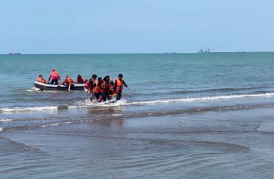Peringati HUT Ke-79, KRS PMI Batang Unjuk Gigi Simulasi Penyelamatan di Laut