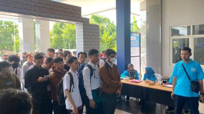 Ribuan Pencari Kerja Serbu Job Fair SMK Batang Sampai Antrean Penuh