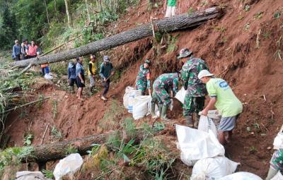 Hari Juang TNI AD, Koramil Wonotunggal Bersihkan Fasum