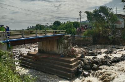 Bencana Alam Menghantam Batang, Jembatan Ambrol dan Rumah Warga Hanyut