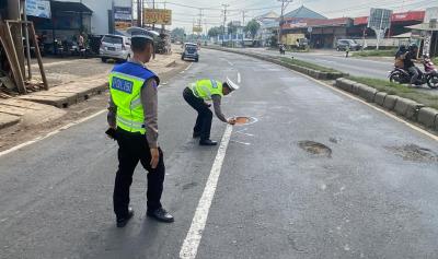 Banyak Jalan Berlubang, Satlantas Batang Beri Tanda Peringatan