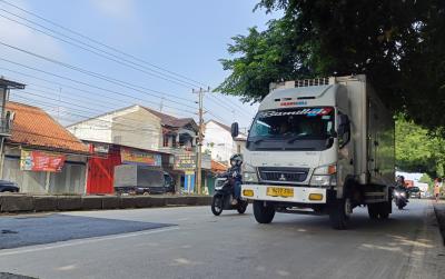 Pengendara Harapkan Ruas Pantura Batang Dibeton