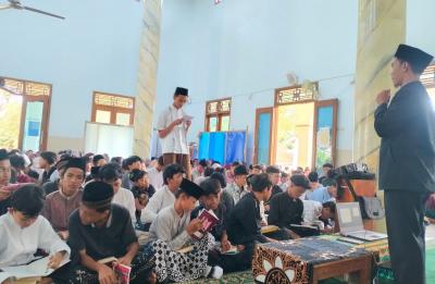 Sambut Nuzulul Quran, Tim Hijau Bersihkan Area Masjid Sekolah