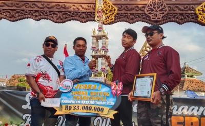Tim Gedhang Kluthuk Cetak Hatrick di Lomba Dayung Tradisional Kabupaten Batang