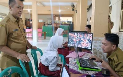 SPMB SMP Dibuka, Pendaftar Rela Datang Sejak Subuh