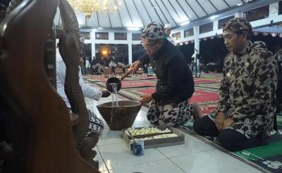 Peringati Malam Satu Suro, Bupati Batang Terkesima Budaya Penjemasan Pusaka Tombak Abirawa