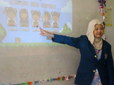 Pelajar SDN Kembanglangit Diajak Tingkatkan Kosakata Bahasa Inggris Melalui Media Flashcard