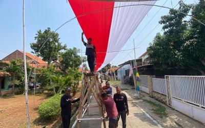 Warga Batang Rentangkan Bendera Merah Putih Sepanjang 250 Meter