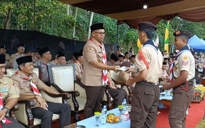Istiqomah Jalan Kaki, Dua Pelajar Dihadiahi Sepatu