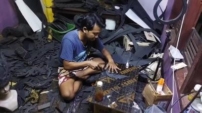 Tangan Kreatif Luji Asno Ciptakan Kostum Karnival Unik
