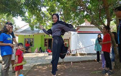 Hindari Gawai, Oi Kecepak Kenalkan Anak Permainan Jadul