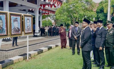 MELIHAT FOTO PAHLAWAN