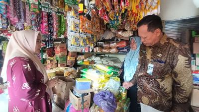 Pastikan Takaran Beras SPHP Sesuai, Disperindagkop Batang Sidak Pasar