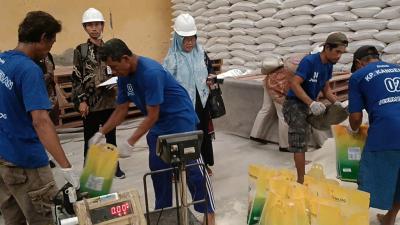Cek Takaran Beras, Disperindagkop Batang Sidak Gudang Bulog