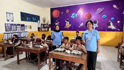 Pastikan MBG Aman, Guru SDN Proyonanggan 3 Cicipi Menu MBG
