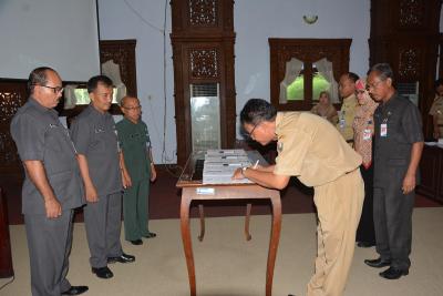 Pejabat Pemkab Batang Tandatangan Fakta Integritas