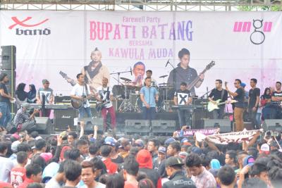 Perpisahan Bupati Batang Diiringi Pagelaran X-Band dan Ungu