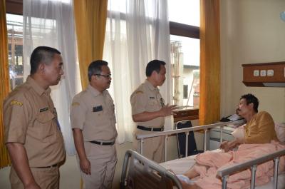 Sekda Nasikhin Jenguk Keluarga Korban Kecelakaan Lalu Lintas