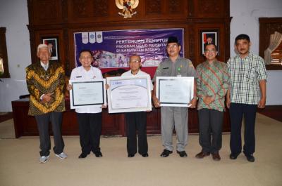 Pemerintah Kabupaten Batang Menerima Penghargaan dari USAID