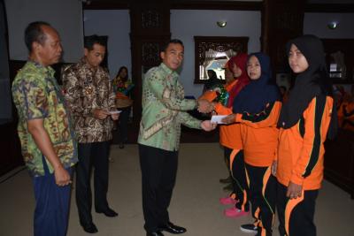 Bupati Serahkan Kartu Indonesia Sehat Kepada 239 Tenaga Kebersihan