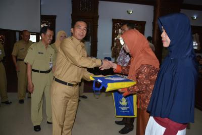 Bupati Batang Serahkan Tali Asih Kepada 54 PNS Yang Purna Tugas