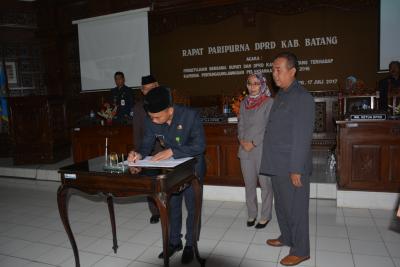 Bupati dan Ketua DPRD Batang Menandatangani Raperda