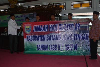 Calhaj Muda Membantu Calhaj Tua