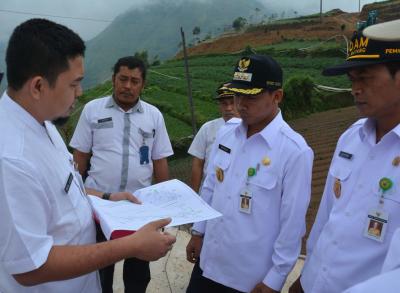 Bupati Batang Meninjau Jalan Tembus Bawang - Banjarnegara