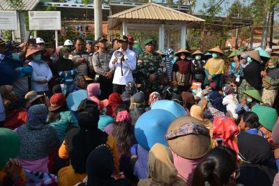 Wabup SuyonoTemui Pengunjukrasa Warga Terdampak Pembangunan PLTU 2 X 1000 MW