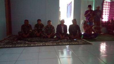 Anggota Koramil 04/Bawang Nonton Bareng Film G 30 S/PKI dengan Para Santri